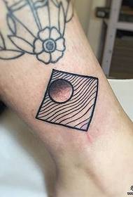 Линија изласка сунца за геометрију глежња украшава мали узорак свеже тетоваже