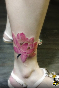 Cô gái chân đẹp màu sắc hình xăm hoa sen