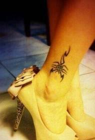 preprosta modna lepo izgledajoča tetovaža škorpijona totem