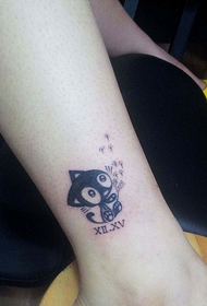 tatuaż kotka przy kostce