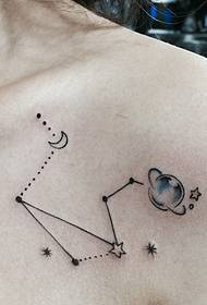 un patrón xeométrico en forma de punto baixo a tatuaxe de tatuaxe de ósos