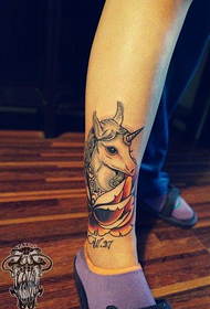 rangi ya mguu Unicorn rose muundo wa tattoo