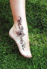 黒い線の文学的な小さな新鮮で美しいタトゥーのデザインに複数の女の子の足首