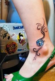 meitenes kailām krāsotas zvanveida tetovējuma modeli