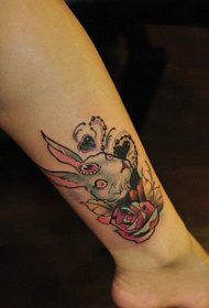 Женская лодыжка маленькая свежая татуировка кролика