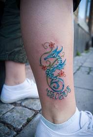 Imatge de tatuatge d'hipocamp petit blau bonic turmell