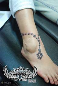 Tatuaj mic și mic de gleznă proaspăt pe picior