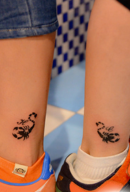 Módní pár nohou štír tetování vzor