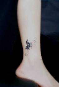 fjäril tatuering tjej på fotleden Svart fjäril tatuering bild