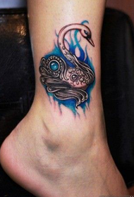 Moteriškos kojos mažosios gulbės tatuiruotė