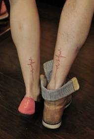 casal na tatuagem de eletrocardiograma no tornozelo