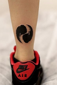Eenvoudig sfeervol Taiji tattoo-patroon