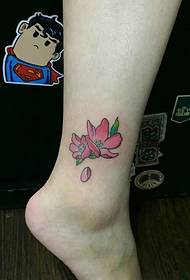 裸脚上的两朵花朵纹身图案很自然