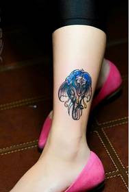 Lijepe gležnjeve može se vidjeti maleni slon tetovaža bog slika