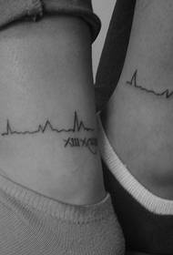 paar elektrocardiogram tattoo op de enkel