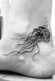 Tattu tatu ubin buku lali gadis pada gambar tato jellyfish hitam