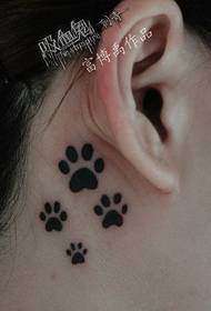 simpatico orecchio con totem con stampa di tatuaggi