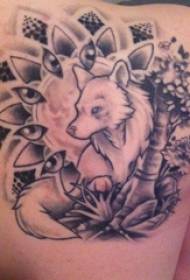Menina tatuada nas costas com imagens de tatuagem de raposa negra nas costas