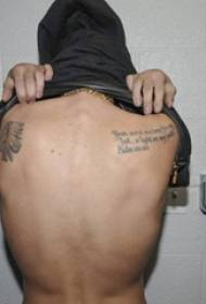 國際紋身明星賈斯汀·比伯在印第安人和英國紋身圖片的背面