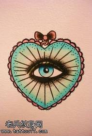 patrón de tatuaje de ojo en forma de corazón manuscrito