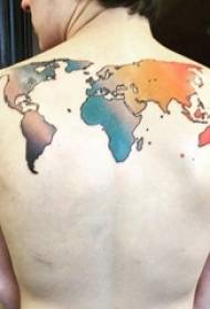 色付きの世界地図の入れ墨の写真に戻るタトゥー世界地図の男の子