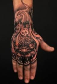 lite kreativt på baksidan av handen Personlig tatuering fungerar 9 foton