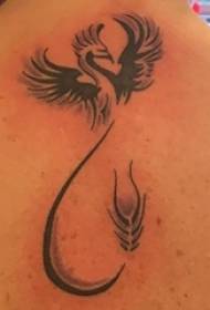 Тетовирана задна девојка со црна феникс тетоважа на задниот дел
