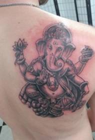 soos 'n tatoeëring op die rug van 'n manlike seun met 'n swart tatoeëermerk van 'n olifant