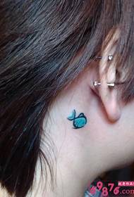 Po ausimi mielas mažos žuvies tatuiruotės paveiksliukas