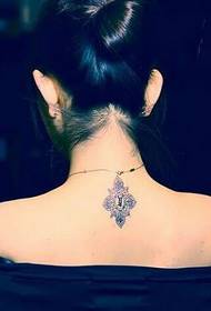 bellesa al coll de la bella imatge de tatuatge de penjolls de joieria