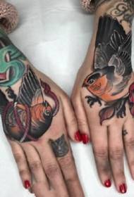 27 Grupp grouss Blummenhand zréck an instep Tattoo Muster