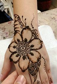 kaunis käden selkä kauniilla Henna-tatuoinnilla