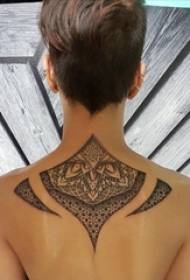 Línea de tatuaje en la espalda chico masculino en imagen de tatuaje de tótem tribal negro