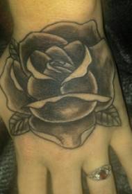 黒いバラの入れ墨の写真に手の背中に手背中のタトゥーの女の子