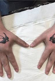 手背燕子纹身图案