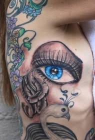 Bočna rebra realističan uzorak tetovaže plavih velikih očiju