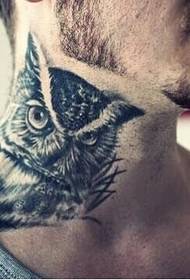 欧美男生脖子部位猫头鹰纹身图案图片