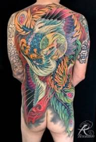Baieti masculi tatuati pe spate cu plante colorate si imagini pentru tatuaje cu animale