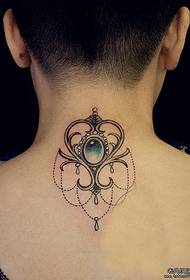 ženský krk diamantové tetovanie