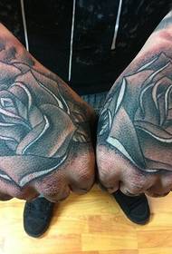 Fantasia di tatuaggi rosa con mano posteriore in Europa e negli Stati Uniti