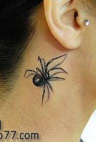 सुंदर महिला की गर्दन पर सुंदर मकड़ी का टैटू पैटर्न
