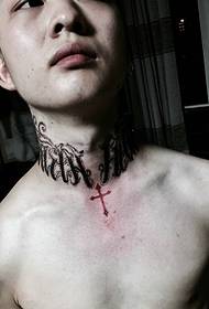 Hermoso tatuaje de cuello masculino tatuaje cuerpo patrón