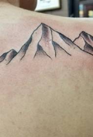 Ragazza tatuata sul retro della foto del tatuaggio montagna nera