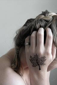 Európske a americké dievčatá späť čierne a biele javorové listy osobnosti tetovanie