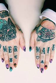 όμορφο μικρό χέρι με ένα όμορφο τατουάζ τατουάζ