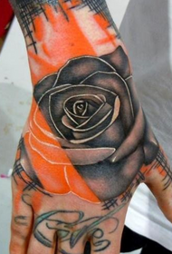 手背上一幅漂亮的玫瑰花纹身