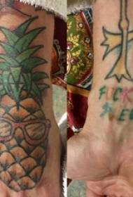Letsoho le letona la letsoho le letona la monna oa letsoho ka morao ho setšoantšo sa tattoo sa pineapple e mebala