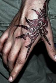 tangan lelaki melukis garis geometri di belakang gambar tatu simbol kacak