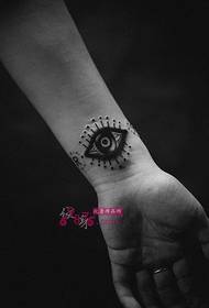 tatuaje creativo de la muñeca del mundo del ojo blanco y negro