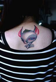 女の子の背中の首のかわいい鹿のタトゥー画像